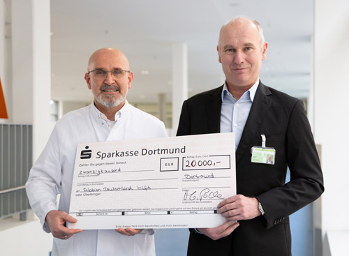 Klinikum Dortmund spendet 20.000 Euro für Erdbebenopfer in Syrien und der Türkei: Bild zeigt Dr. Fedai Özcan und Marcus Polle mit Scheck